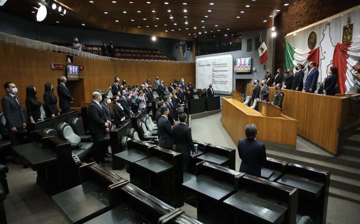 Diputados de Nuevo León levantan paro laboral a medias