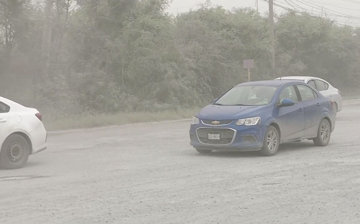 Automovilistas se enfrentan a baches y nube de polvo en Escobedo