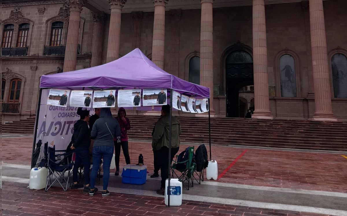 Mujeres se plantan fuera de Palacio para exigir justicia