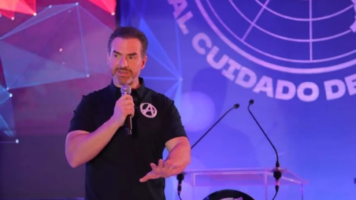 ADRIÁN DE LA GARZA ESCUDO